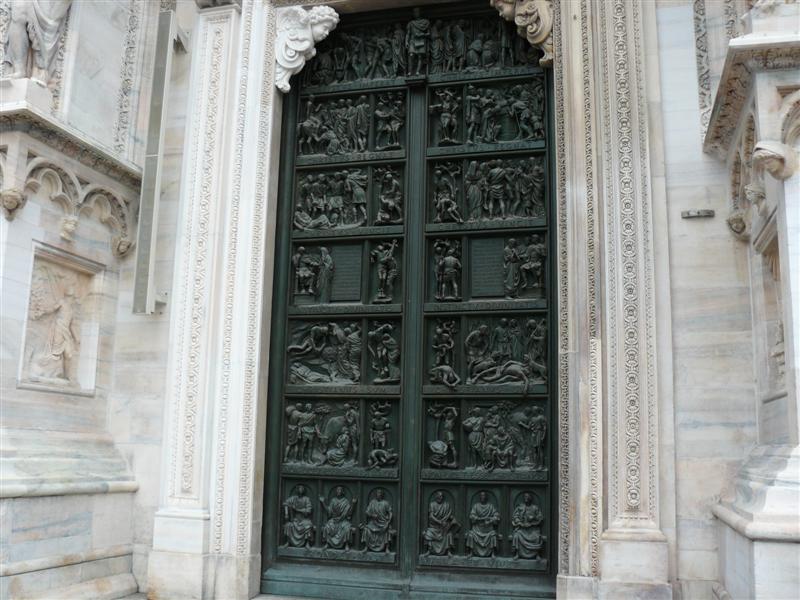 Milan. Duomo. Puertas