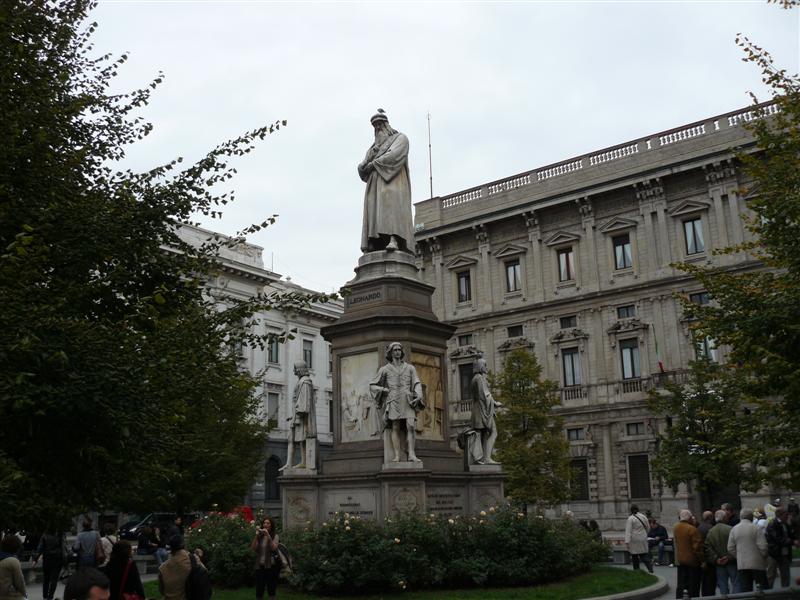Milan. Plaza de la Scala. Monumento a Leonardo Da Vinci.