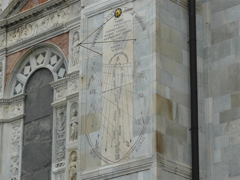 Como. Duomo. Calendario Solar