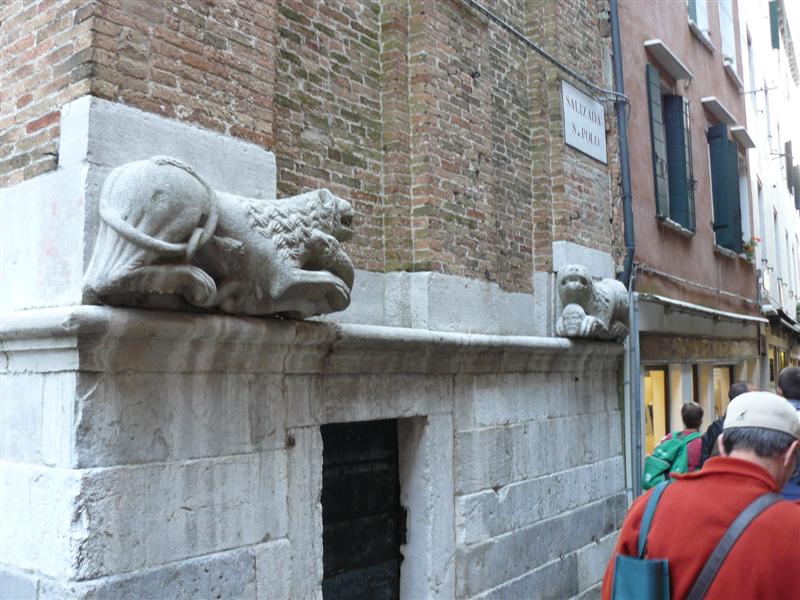 Venecia. Leones del Campanile de San Polo