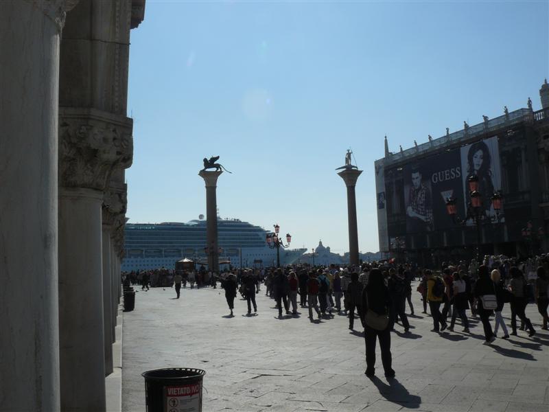 Venecia. Plaza de San Marcos con transatlantico detras
